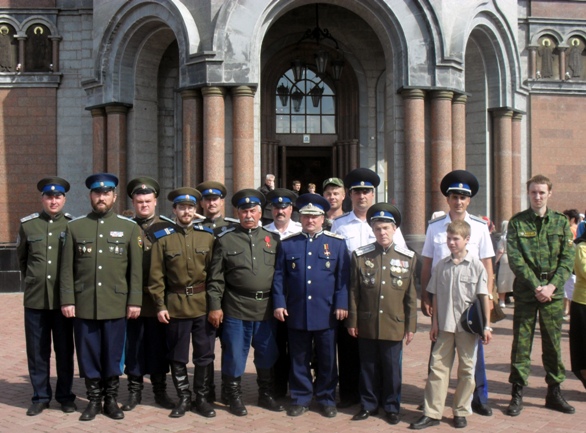 Казаки-исетцы несли почетный караул при встрече архиепископа Кирилла на Урале