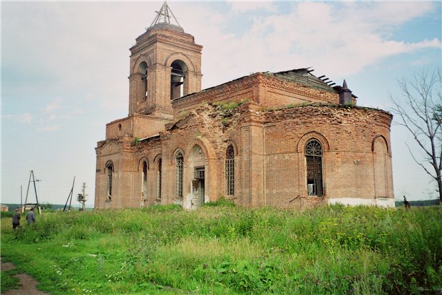 40 добровольцев приступили к восстановлению заброшенной церкви в деревне Родники
