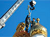 Купол и крест подняты на звонницу восстанавливаемой Петро-Павловской церкви села Чернокоровское