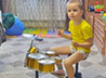 Мальчик «общается» при помощи барабана
