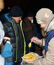 «Блины от души»: бездомных и малоимущих на Масленичной неделе накормят блинами
