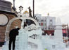 Перед Храмом-на-Крови скульпторы из России и ближнего зарубежья начали возведение 17 ледовых композиций
