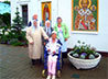 Сестры милосердия вывели пациентов Уктусского пансионата на первую летнюю прогулку