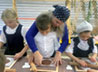 Школьники поработали с глиной и посетили научный центр