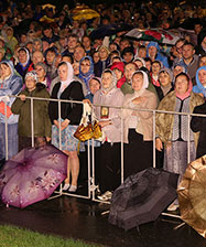 Под проливным дождем десятки тысяч паломников почтили в Екатеринбурге память Царской Семьи