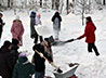Участники подростковых клубов соорудили ледяную горку для детей