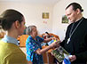 Молодежь Владимирского храма поздравили с Пасхой жителей дома престарелых