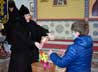 Сестры Скорбященской обители одарили взрослых куличами, а детей - «весёлыми» пряниками