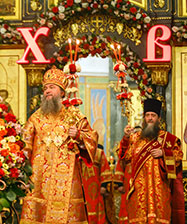 Правящий архиерей совершил праздничное Пасхальное богослужение в Свято-Троицком кафедральном соборе