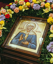 «Верующие люди понимают, какая от этого благодать»: в выходные дни сотни уральцев пришли поклониться святой Матроне Московской