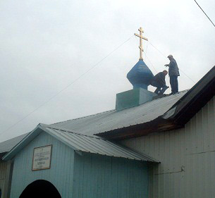 Новым крестом увенчался Покровский молитвенный дом в поселке Луговской