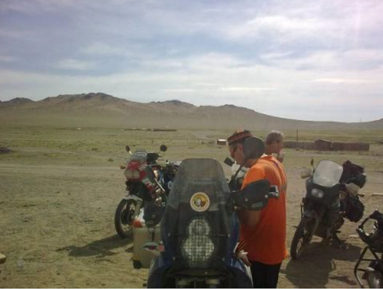 Православные мотоциклисты едут по пустыне Гоби